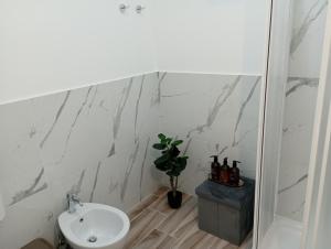 Koupelna v ubytování NIU Rooms + 36 fotografií
