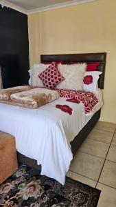 Uma cama ou camas num quarto em Goodlife guest house in klerksdorp