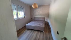 Postel nebo postele na pokoji v ubytování Apartmani Drinske ploce + 24 fotografií