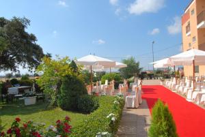 A garden outside Hotel Cuatro Calzadas
