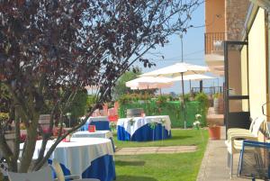 A garden outside Hotel Cuatro Calzadas