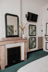 TV a/nebo společenská místnost v ubytování Hotel Moderne Et Pigeon