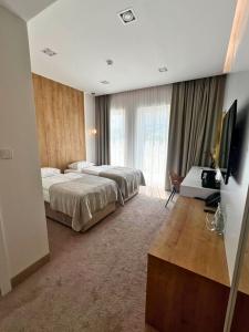 Un televizor și/sau centru de divertisment la Hotel & Restauracja Nad Sandelą