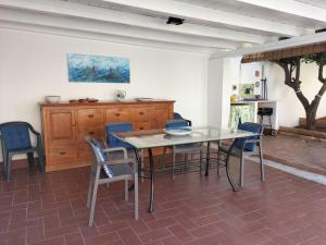 een eetkamer met een tafel en stoelen bij Green Space Apartment in Mondello