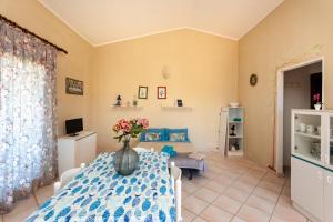 ein Wohnzimmer mit einem Tisch und einer Blumenvase darauf in der Unterkunft Sea View - Cozy apartment with parking space in San Teodoro