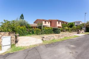 eine leere Straße mit einem Haus im Hintergrund in der Unterkunft Sea View - Cozy apartment with parking space in San Teodoro