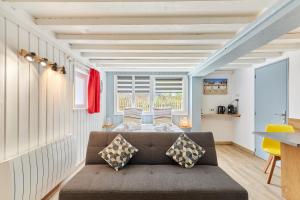 a bedroom with a bed and a couch in a room at Domaine du Gros Chêne - terrasses avec jacuzzis privatifs in Ablon