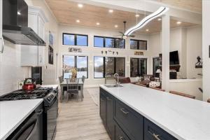 Una cocina con encimera y una sala de estar. en Norwegian Woods - Private Waterfront,66 Acres!, en Harrisville
