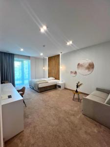 Un pat sau paturi într-o cameră la Hotel & Restauracja Nad Sandelą +40 fotografii