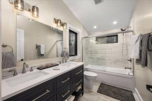 Un baño con lavabo, bañera e inodoro. en Norwegian Woods - Private Waterfront,66 Acres!, en Harrisville 37 fotos más