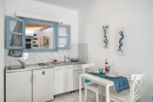 Kuchyň nebo kuchyňský kout v ubytování Pico Bello Patmos 10 + 24 fotografií