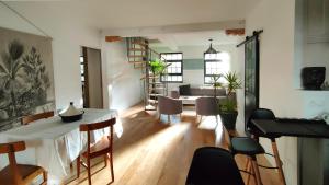 ein Wohnzimmer mit Tisch und Stühlen in der Unterkunft Loft Frontière Montagne et Plage in Urrugne