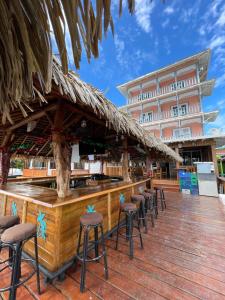 um bar com bancos em frente a um edifício em Hotel Bocas Town em Bocas Town mais 18 fotografias
