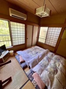 下田市にある民宿しみずの窓付きの客室の大型ベッド1台分です。