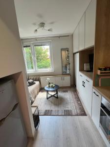 eine kleine Küche mit einem Tisch in einem Zimmer in der Unterkunft Mieszkanko w Perle Mazur-Ostroda in Ostróda