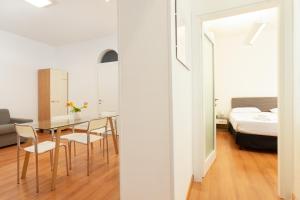 a room with a table and chairs and a bed at Rifugio Wilde, a Trieste centro con parcheggio in Trieste