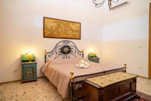 une chambre avec un lit et deux tables de nuit dans l'établissement Elegant Apartment in the Heart of Taranto w WiFi, à Tarente