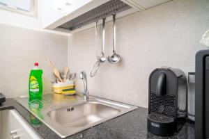 un comptoir de cuisine avec un évier dans une cuisine dans l'établissement Elegant Apartment in the Heart of Taranto w WiFi, à Tarente