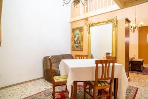 une salle à manger avec une table et un canapé dans l'établissement Elegant Apartment in the Heart of Taranto w WiFi, à Tarente