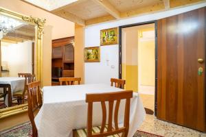 une salle à manger avec une table et un miroir dans l'établissement Elegant Apartment in the Heart of Taranto w WiFi, à Tarente