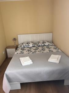 Postel nebo postele na pokoji v ubytování Loksahome apartments