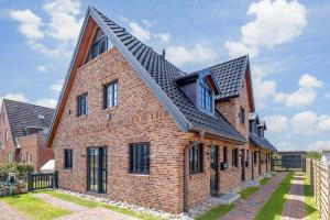 a brick house with a gambrel roof at Annalena in Hörnum