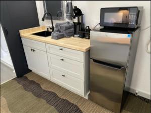 a kitchen with a microwave and a refrigerator at The Silverwood Lodge in Athol