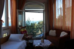 un salon avec un canapé et une grande fenêtre dans l'établissement The Romance # 01, à Kavala 9 autres photos