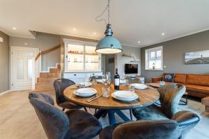 a dining room with a table and chairs at Hus in Luv in Greetsiel