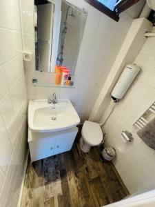 a white bathroom with a sink and a toilet at Duplex Cité Plantagenêt - 2 Voyageurs - WIFI in Le Mans