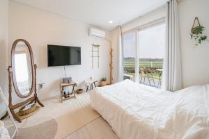 Ένα ή περισσότερα κρεβάτια σε δωμάτιο στο 포니제주 커플룸 105