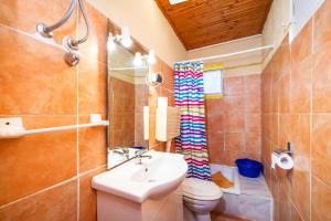 Un baño con lavabo, inodoro y ducha. en Ivy Apartments in Center, en Novalja 33 fotos más