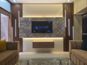 TV i/ili multimedijalni sistem u objektu Agréable maisonnette au centre de Rabat
