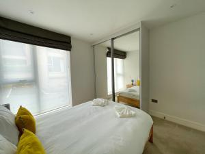Ένα ή περισσότερα κρεβάτια σε δωμάτιο στο Elegant 2BR Apartment at Dukes Place With Free Parking