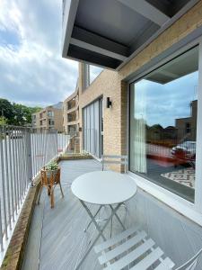 Μπαλκόνι ή βεράντα στο Elegant 2BR Apartment at Dukes Place With Free Parking