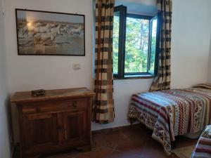 a bedroom with a bed and a window at Teranga in Chianti in Tavarnelle in Val di Pesa