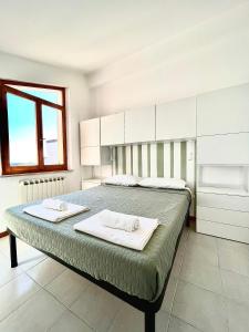 a bedroom with a bed with two towels on it at Il verdino in Marcelli