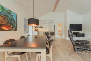Телевизор и/или развлекательный центр в A pearl in a forgotten fjord - Luxury Boathouse +20 фотографий