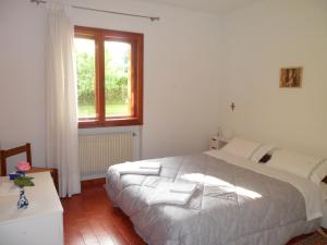 TricesimoにあるB&B Cuei di Baretのベッドルーム(大型ベッド1台、窓付)