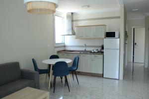 Kuchyň nebo kuchyňský kout v ubytování Apartamentos Fayna