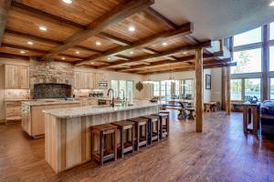 Dapur atau dapur kecil di Whispering Pines Lodge: 11 Bedroom