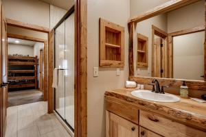 Bilik mandi di Whispering Pines Lodge: 11 Bedroom +43 gambar