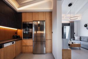 una cocina con refrigerador de acero inoxidable en Villa VaCasa, en Angeliana