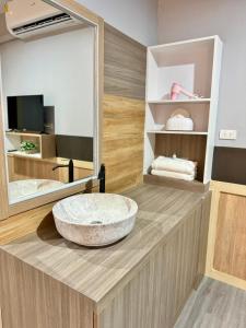 TV a/nebo společenská místnost v ubytování Best LD Hotel โรงแรมเบส แอลดี