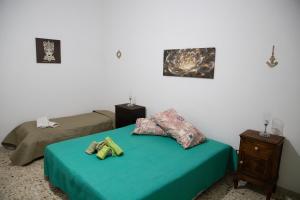1 dormitorio con 2 camas y 2 almohadas en Casetta Mangiapane, en Tonnara di Bonagia