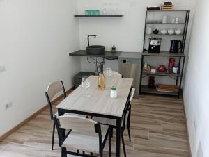 Kuchyň nebo kuchyňský kout v ubytování NIU Rooms