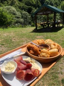 un tavolo con un vassoio di cibo su un tavolo di Private accommodation Kalezić a Mojkovac