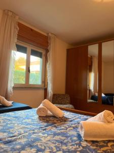a hotel room with towels on a bed and a mirror at Affittacamere Peccati di gola in Sasso di Castalda