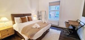 Katil atau katil-katil dalam bilik di Stunning Luxury Spacious Holiday Home - 5 Bedrooms - Rest & Recharge in Manchester