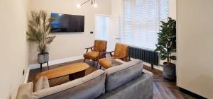 Televisyen dan/atau pusat hiburan di Stunning Luxury Spacious Holiday Home - 5 Bedrooms - Rest & Recharge in Manchester